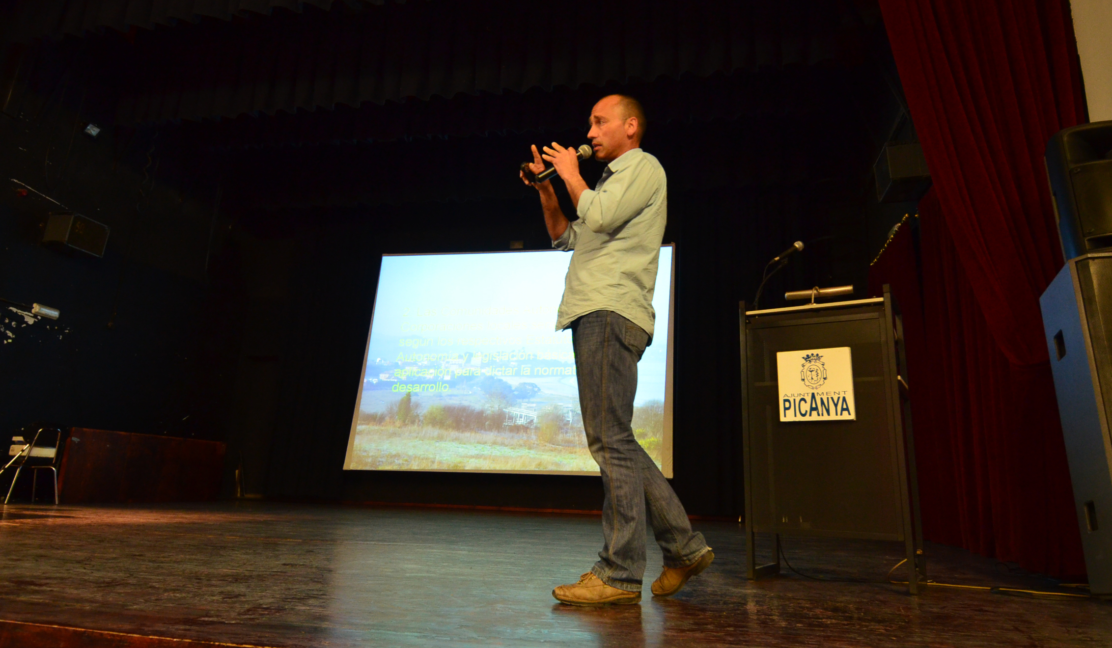 Pablo Teijeiro López durante su ponencia "Legislación sobre herpetofauna en las distintas comunidades autónomas españolas". Fotografía de Edgar Wefer Borges